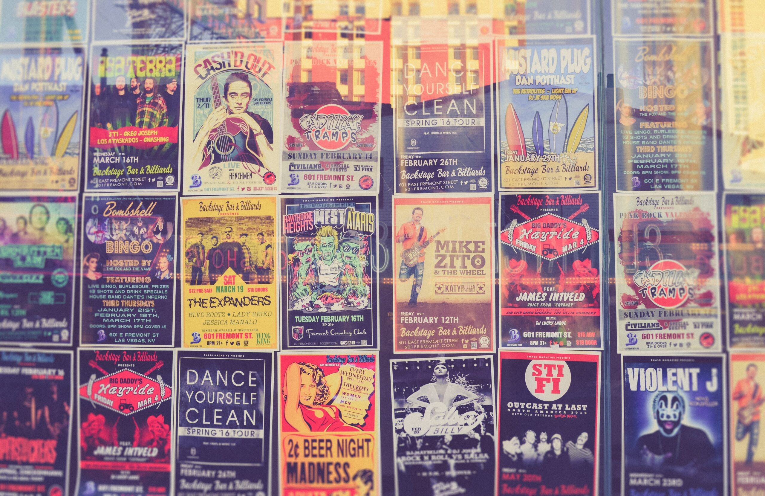 Mur de vieilles affiches vintage.